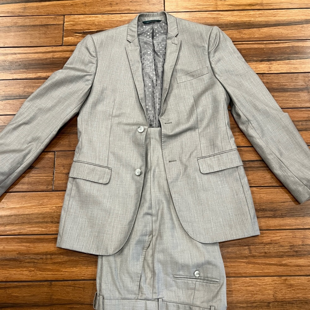 Men’s light gray Perry Ellis Suit. Jacket 38R / pants 32/30
